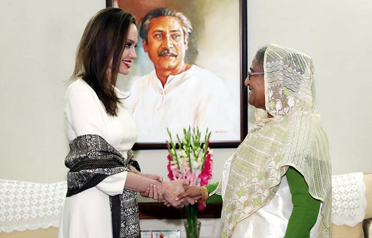 জাতিসংঘ শরণার্থীবিষয়ক সংস্থার (ইউএনএইচসিআর) বিশেষ দূত অ্যাঞ্জেলিনা জোলি রোহিঙ্গাদের আশ্রয় দেয়ায় প্রধানমন্ত্রী শেখ হাসিনার ভূয়সী প্রশংসা করেছেন। তিনি বলেছেন, শেখ হাসিনা বিশ্বে দৃষ্টান্ত স্থাপনকারী নেতা।