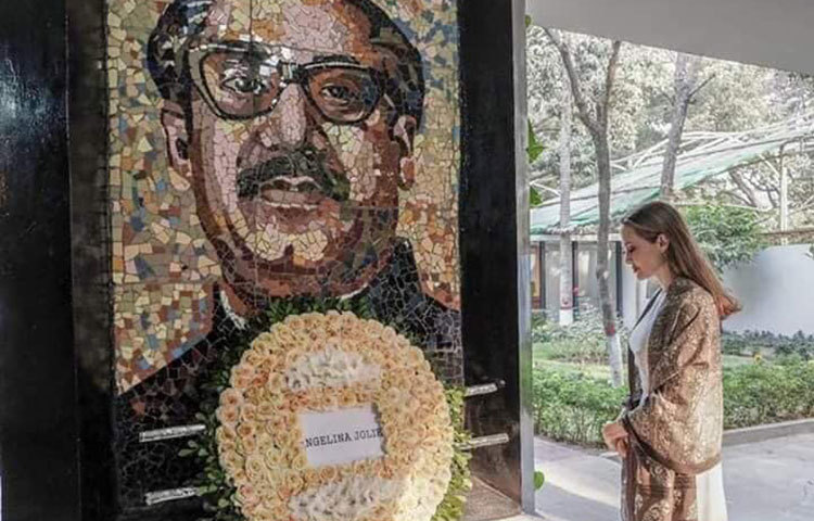 বাংলাদেশ সফরকালে জোলি রাজধানীর ধানমন্ডীর বঙ্গবন্ধু স্মৃতি জাদুঘরে জাতির পিতা বঙ্গবন্ধু শেখ মুজিবুর রহমানের প্রতিকৃতিতে শ্রদ্ধা নিবেদন করেন।