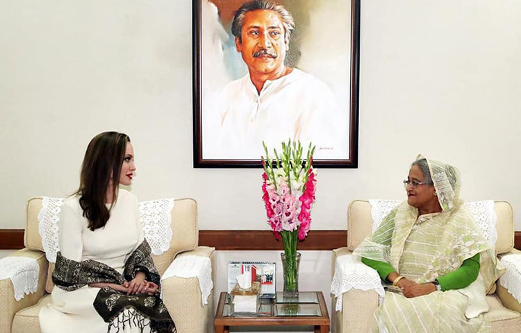 প্রধানমন্ত্রী শেখ হাসিনার সঙ্গে কথা বলছেন অ্যাঞ্জেলিনা জোলি। জোলি বলেন, এ মুহূর্তে বিশ্বে শেখ হাসিনার মতো নেতা খুব কমই রয়েছে।