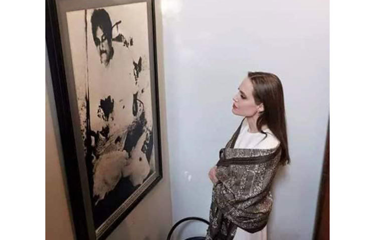 বঙ্গবন্ধুর নিহত হওয়ার ছবি দেখছেন জোলি।