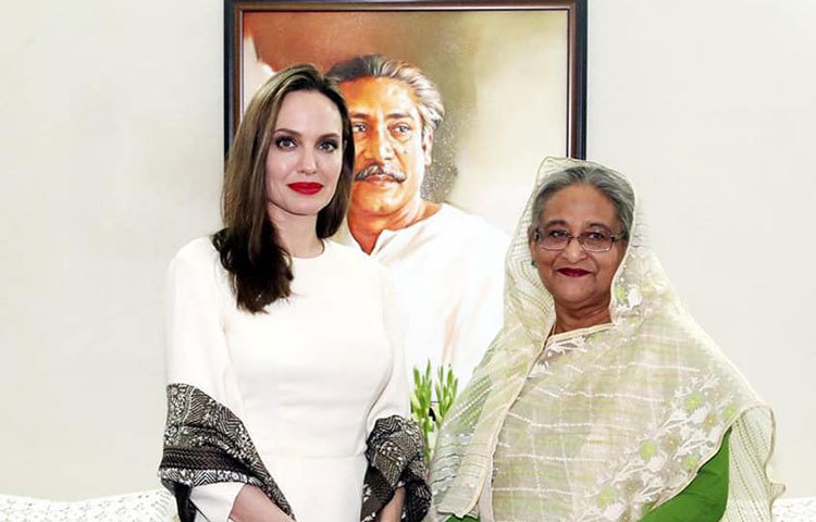 প্রধানমন্ত্রী শেখ হাসিনার সঙ্গে ফটোসেশনে জোলি।