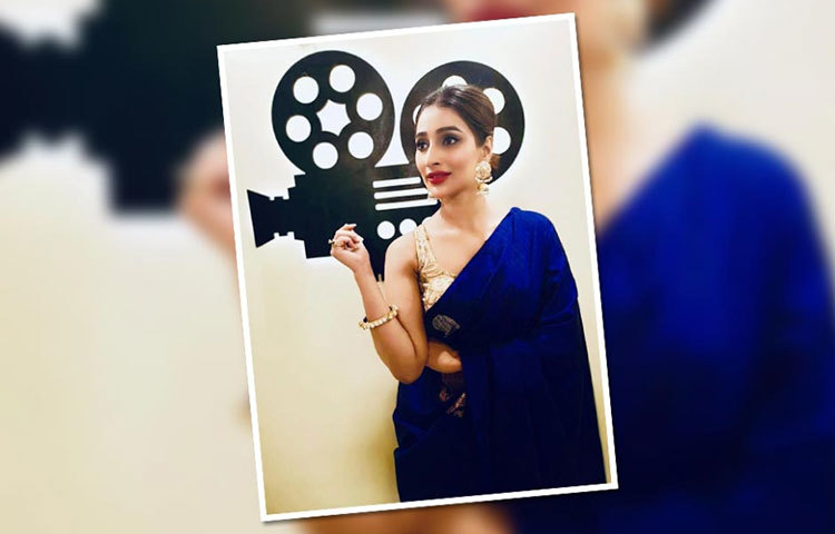 হালকা গয়নার মাধুর্য।