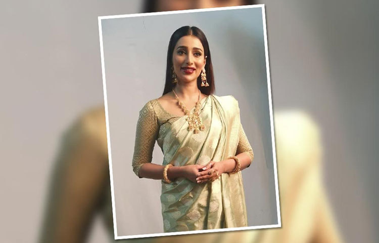 ভারী গয়নাতেও সমান স্বচ্ছন্দ।