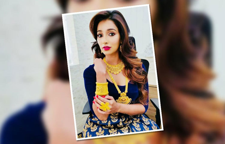 রুপালি পর্দার মেয়ে সোনালি রূপে সেজেছেন।