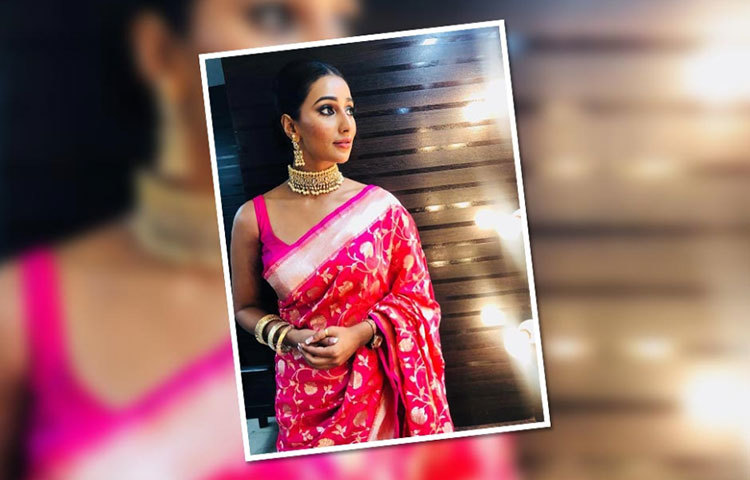 সোনার গয়না ও লাল শাড়িতে সায়ন্তিকা।