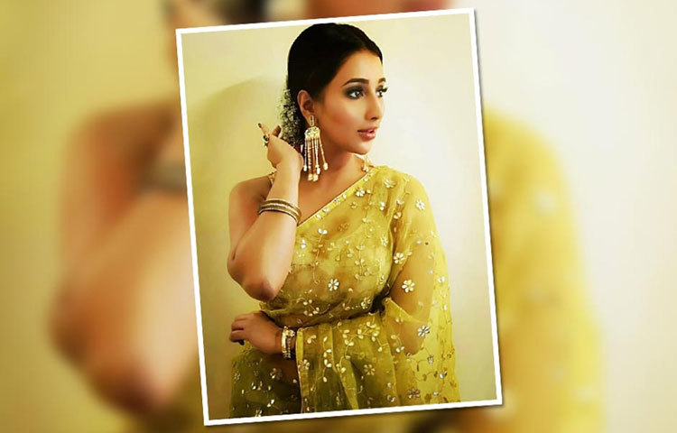 গহনায় সাহসিনী।