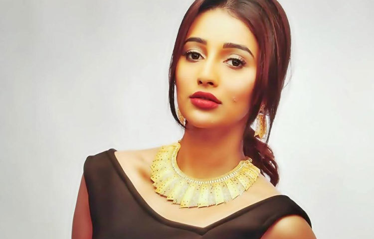 আধুনিকা সায়ন্তিকা।