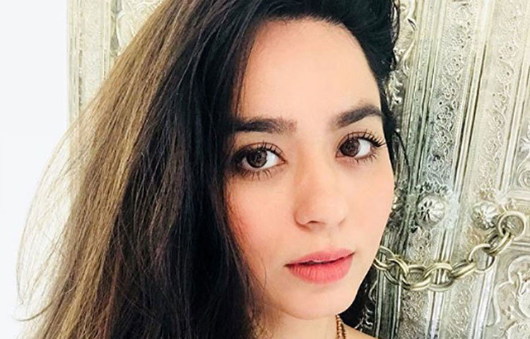 তবে পরিবারে আর কেউই অভিনয়ের সঙ্গে যুক্ত না থাকায় বিষয়টা বাবা-মাকে বোঝাতে বেশ মুশকিল হয়ে পড়েছিল বলে এক সাক্ষাতকারে জানান সৌন্দর্য।