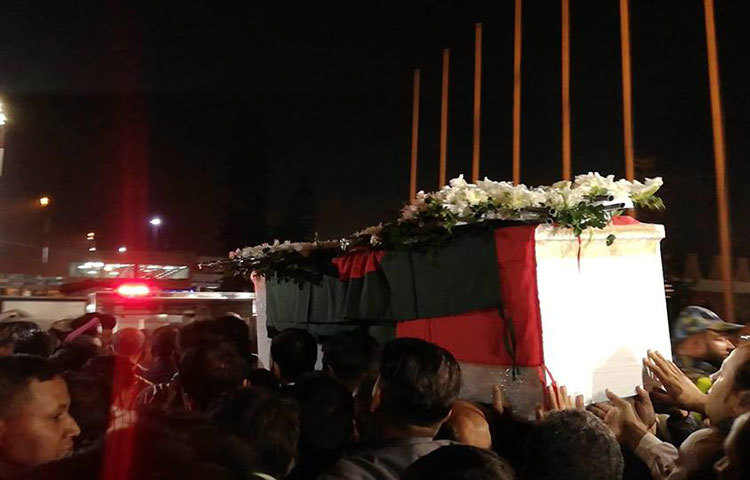 জাতীয় পতাকায় মোড়ানো সৈয়দ আশরাফের মরদেহ। ছবি : বিপ্লব দিক্ষৎ