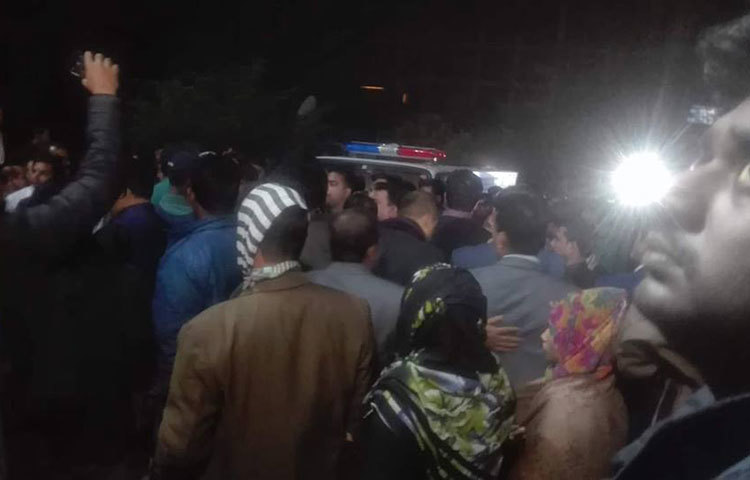 সৈয়দ আশরাফের মরদেহ দেশে আসার খবরে মানুষের ঢল। ছবি : বিপ্লব দিক্ষৎ