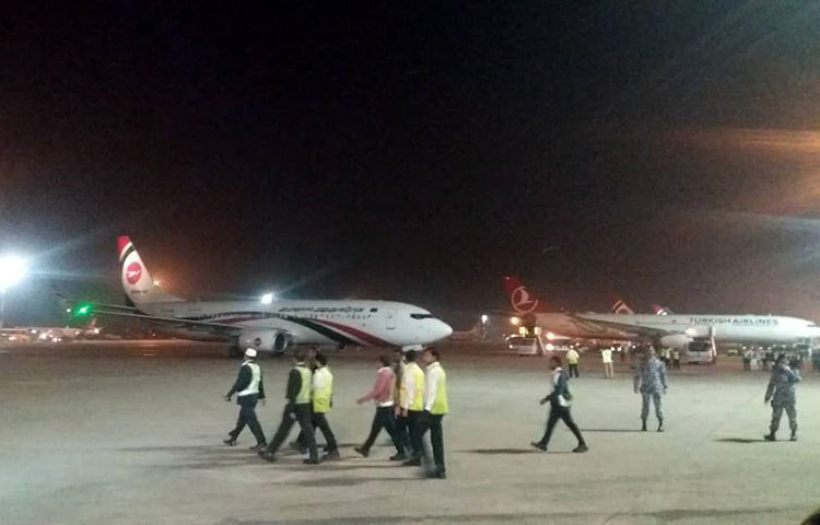 শনিবার সন্ধ্যা ৬টায় সৈয়দ আশরাফের মরদেহ বহনকারী বাংলাদেশ বিমানের একটি ফ্লাইটে হযরত শাহজালাল আন্তর্জাতিক বিমানবন্দরে অবতরণ করে। ছবি : বিপ্লব দিক্ষৎ