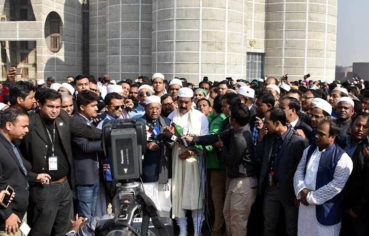 জানাজার আগে সদ্যপ্রয়াত নেতা সৈয়দ আশরাফের জীবন ও কর্ম নিয়ে গণমাধ্যমের সঙ্গে কথা বলছেন। ছবি : বিপ্লব দিক্ষিৎ