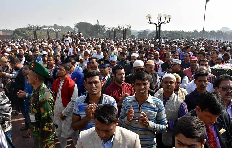 জানাজা শেষে সৈয়দ আশরাফের রুহের মাগফেরাত কামনায় মোনাজাত করা হচ্ছে। ছবি : বিপ্লব দিক্ষিৎ