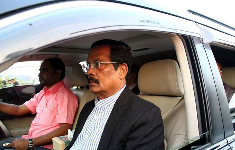 সৈয়দ আশরাফের মরদেহ গ্রহণের জন্য যাচ্ছেন আওয়ামী লীগ নেতা জাহাঙ্গীর কবির নানক। ছবি : বিপ্লব দিক্ষৎ