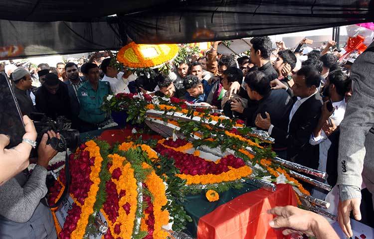 সৈয়দ আশরাফের মরদেহে ফুলেল শ্রদ্ধা জানানো হচ্ছে। ছবি : বিপ্লব দিক্ষিৎ