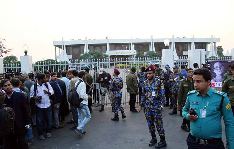 সৈয়দ আশরাফের মরদেহ দেশে আসায় বিমানবন্দর এলাকায় ব্যাপক নিরাপত্তা ব্যবস্থা নেয়া হয়। ছবি : বিপ্লব দিক্ষৎ