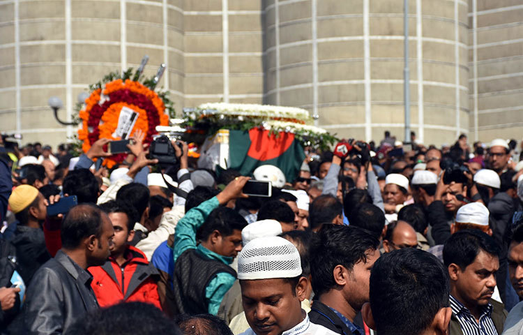 জাতীয় পতাকা মোড়ানো সৈয়দ আশরাফের কফিন। ছবি : বিপ্লব দিক্ষিৎ