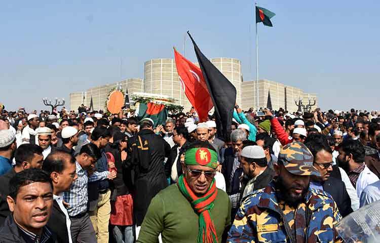 রাষ্ট্রপতি আবদুল হামিদ, মন্ত্রী পরিষদ সদস্য ও আওয়ামী লীগের শীর্ষনেতাসহ সর্বস্তরের মানুষ জানাজায় অংশ নেন। ছবি : বিপ্লব দিক্ষিৎ