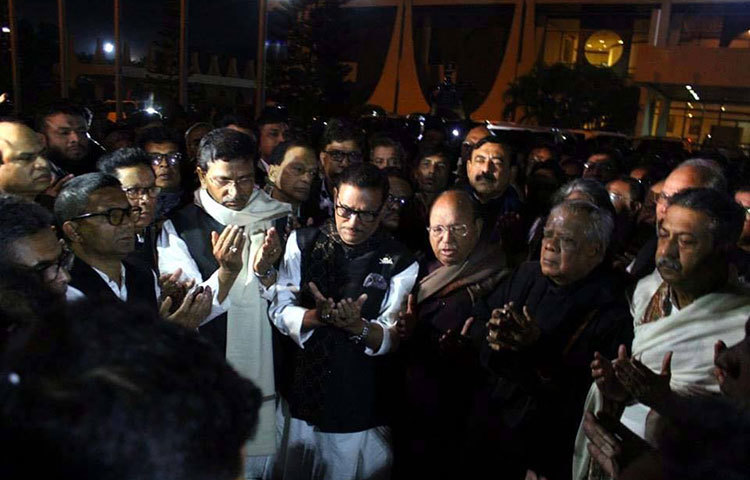 সদ্যপ্রয়াত নেতা সৈয়দ আশরাফের আত্মার শান্তি কামনা করে মোনাজাত করা হচ্ছে। দলের সাধারণ সম্পাদক ওবায়দুল কাদেরের নেতৃত্বে আওয়ামী লীগের নেতারা বিমানবন্দরে সৈয়দ আশরাফের কফিন গ্রহণ করেন। ছবি : বিপ্লব দিক্ষৎ