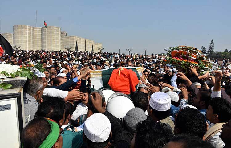 জানাজা শেষে প্রয়াত সৈয়দ আশরাফের মরদেহ তার গ্রামের বাড়ির উদ্দেশ্যে নিয়ে যাওয়া হয়। ছবি : বিপ্লব দিক্ষিৎ