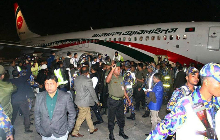 বিমান থেকে সৈয়দ আশরাফের মরদেহ নামানো হচ্ছে। ছবি : বিপ্লব দিক্ষৎ