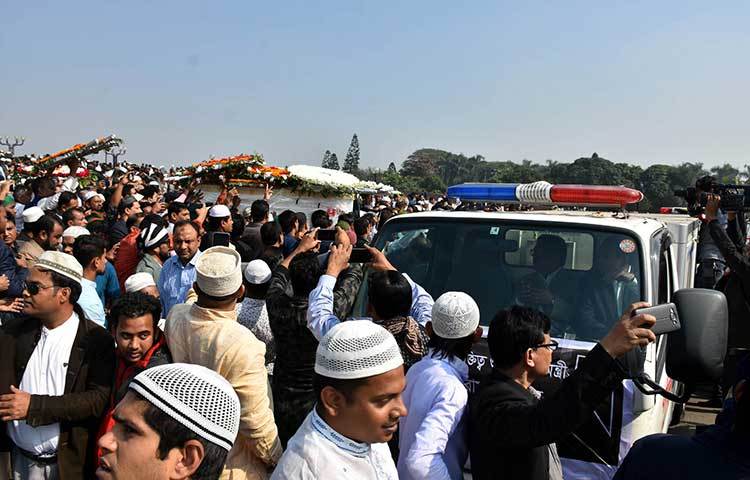 সর্বস্তরের মানুষ সৈয়দ আশরাফের প্রতি শ্রদ্ধা জানাতে জাতীয় সংসদ ভবনের দক্ষিণ প্লাজায় উপস্থিত হন। ছবি : বিপ্লব দিক্ষিৎ