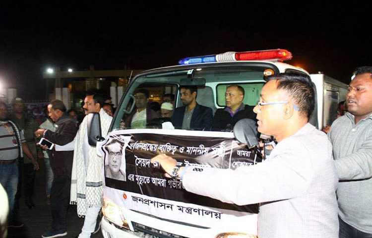 বাসায় সৈয়দ আশরাফের মরদেহ নিয়ে যাওয়া হচ্ছে। ছবি : বিপ্লব দিক্ষৎ