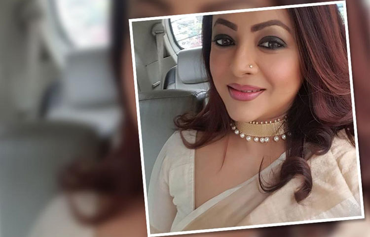 একান্ত আনমনে শ্রীলেখা।