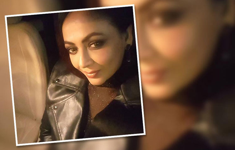 সেলফি লুকে।