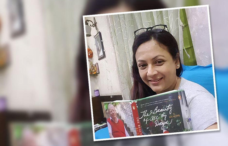 প্রিয় লেখক রাস্কিন বন্ডের বই হাতে।