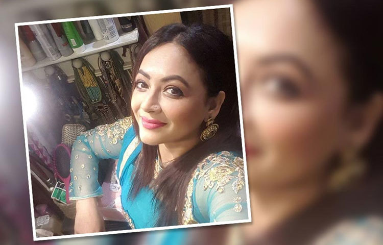 নীল সালোয়ারে তিনি সমান সুন্দর।