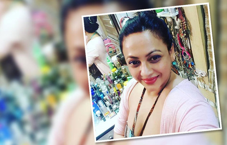 সেলফিতে মগ্ন শ্রীলেখা।