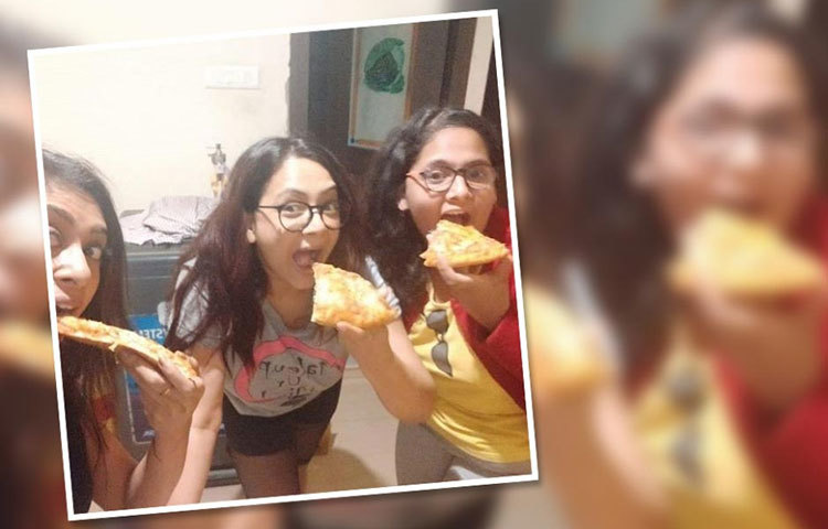 পিৎজা খাওয়ার মুহূর্ত ক্যামেরাবন্দি করেছেন।