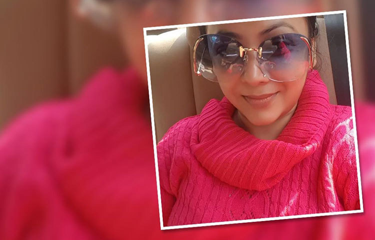 গোলপি পোশাকে নয়নমুগ্ধ করা রূপ।