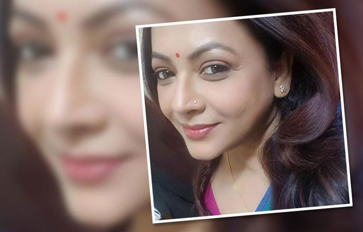 পশ্চিমী পোশাকেও তিনি সমান সাবলীল।