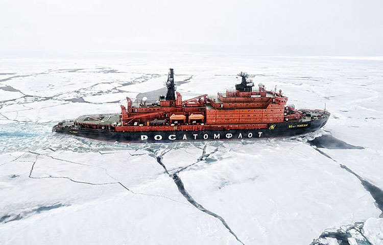 বিশ্বের সবচেয়ে শক্তিশালী পারমাণবিক ক্ষমতাসম্পন্ন বরফভেদী জাহাজ সাগরে ভাসাল রাশিয়া। মেরুপ্রদেশে সামরিক দখল নেওয়া এর একটা অন্যতম লক্ষ্য, বলছেন বিশেষজ্ঞরা।