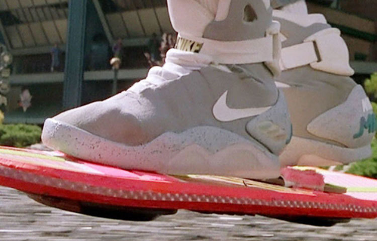 ১৯৮৯-এ হলিউড ছবি ‘ব্যাক টু দ্য ফিউচার পার্ট টু’-তে মাইকেল জে ফক্স সেলফ লেসিং জুতো পরেছিলেন। সেই ছবি দেখেই অনুপ্রাণিত হয়ে ২০১৬-য় ‘সেলফ লেসিং শু’-এর লিমিটেড এডিশন বের করে নাইকি।