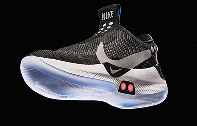 নতুন এই জুতোতে ফিতে আছে ঠিকই, কিন্তু এ জুতো পরার পর কষ্ট করে আপনাকে ফিতে বাঁধতে হবে না! আপনার অবস্থানের সঙ্গে নিজেকে অ্যাডজাস্ট করে নেবে এই জুতো। অর্থাৎ খেলার সময় এক রকম, আবার হাঁটা বা স্রেফ বসে থাকা, অবস্থান বুঝে নিজেকে পরিবর্তিত করে নেবে জুতোর ফিতে।