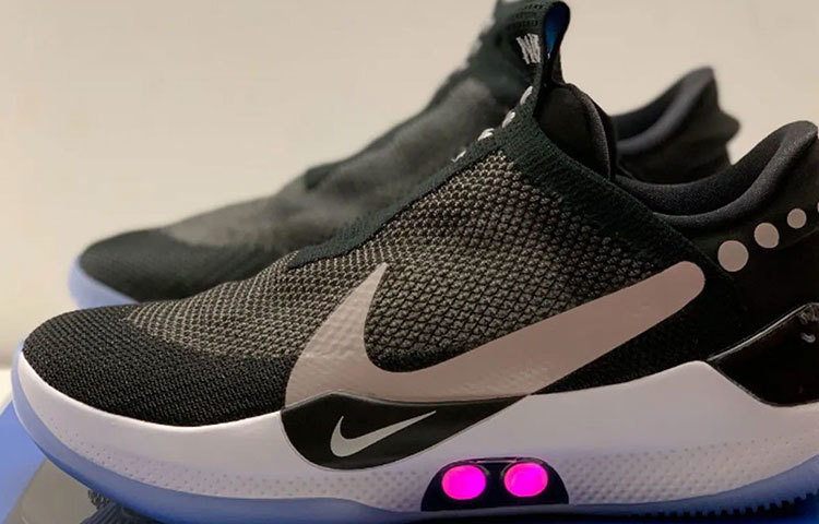 নাইকি জানিয়েছে, তাদের এই জুতোটি চার্জেবল। প্রতি জোড়ার জন্য একটি করে রিচার্জিং ম্যাট থাকবে, যা বিনামূল্যে পাওয়া যাবে জুতো কিনলে।