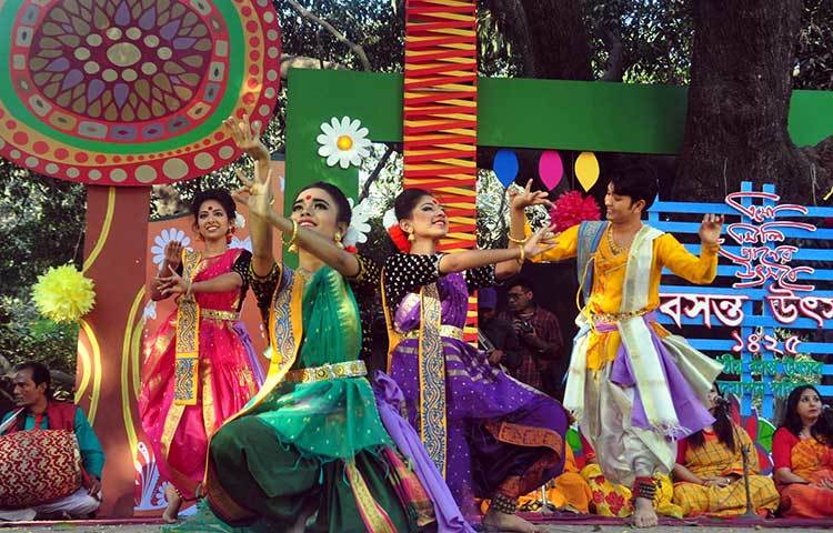 ‘এসো মিলি প্রাণের উৎসবে’-আয়োজনের মধ্য দিয়ে ঢাকা বিশ্ববিদ্যালয়ের চারুকলা অনুষদের ছাত্র-ছাত্রীরা বসন্ত বরণ উৎসবের আয়োজন করা হয়। ছবি: বিপ্লব দিক্ষিৎ