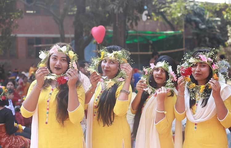 বাসন্তী ফুলে সাজিয়েছে চুলের ব্যান্ড। ছবি: মাহবুব আলম