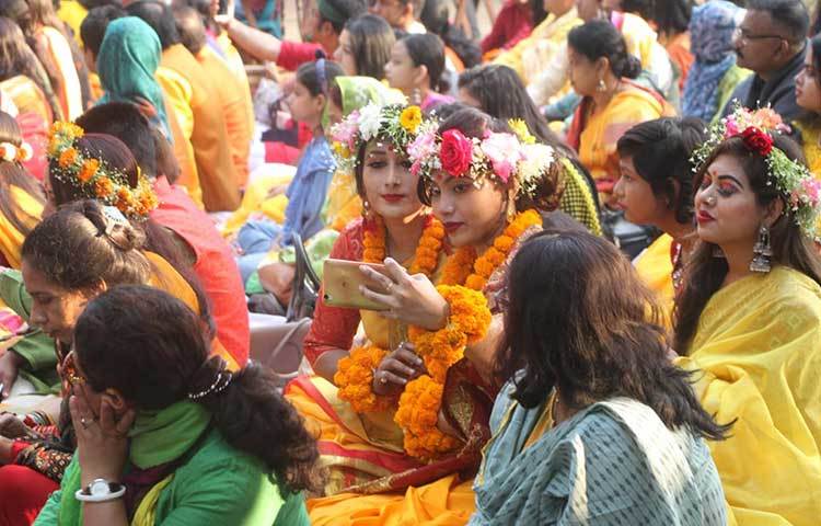 জীবনের সব দুঃখের কথা ভুলে গিয়ে আজ সবাই এসেছে বসন্ত উৎসবে। ছবি: মাহবুব আলম