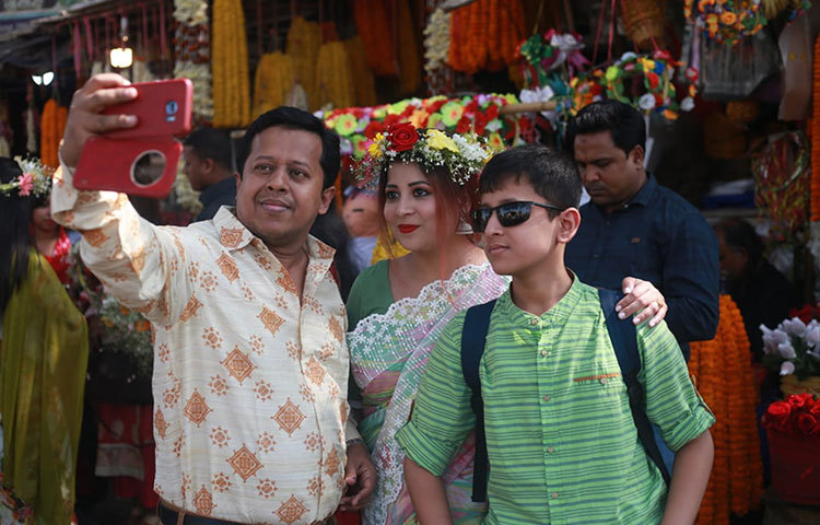 হাসি-খুশি মাখা বসন্ত দিনের সুখের স্মৃতি সেলফিবন্দি করছেন তারা। ছবি: মাহবুব আলম