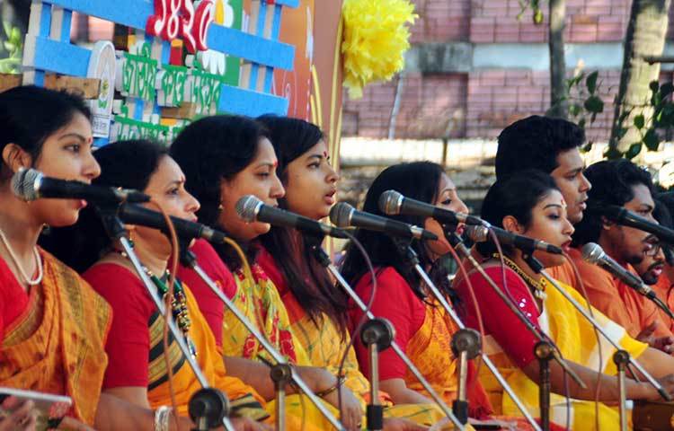 বসন্ত বরণ উৎসবে গান গাইছেন শিল্পীরা। ছবি: বিপ্লব দিক্ষিৎ