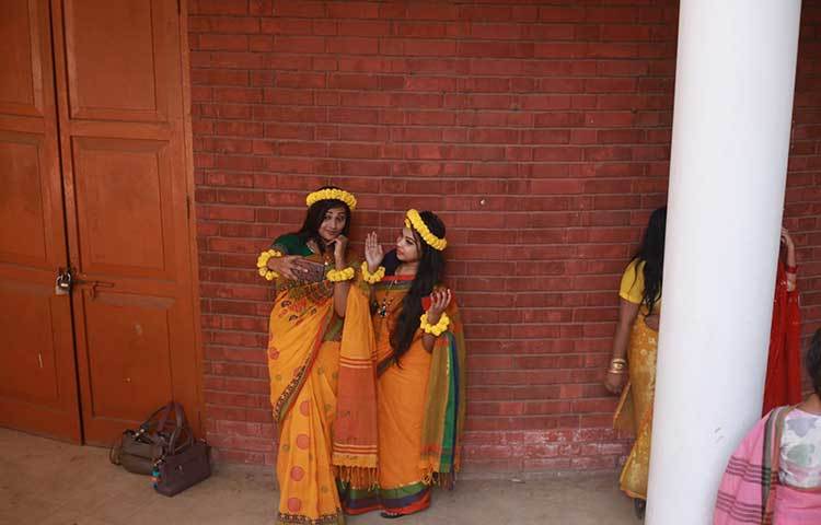 বাসন্তী সাজে তারা সেলফিতে তুলে রাখছেন আজকের দিনটিতে। ছবি: মাহবুব আলম