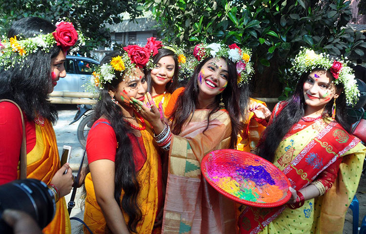 ফুলে ফুলে রঙে রঙে বরণ করা হচ্ছে বসন্ত ঋতুকে। ছবি: বিপ্লব দিক্ষিৎ