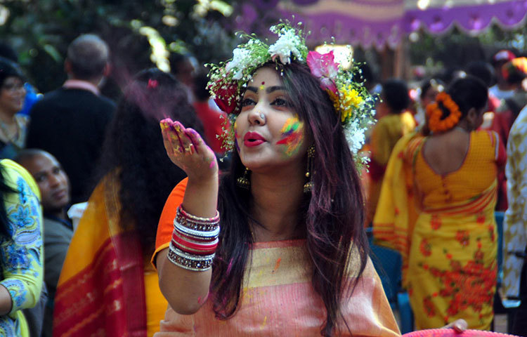 উৎসবের আনন্দে মেতেছে এক তরুণী। ছবি: বিপ্লব দিক্ষিৎ