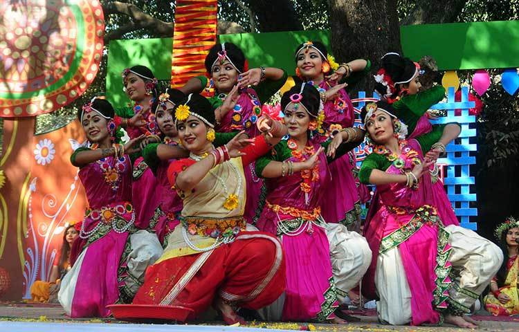 বর্ণিল পোশাকে সেজে বসন্ত বরণের নৃত্য পরিবেশন করছেন শিল্পীরা। ছবি: বিপ্লব দিক্ষিৎ