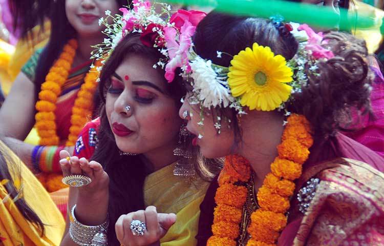 ‘আহা আজি এ বসন্তে...’-কবিগুরুর এ গানের সুরে বসন্তের দিনে এক হয়েছেন তরুণীরা। ছবি: বিপ্লব দিক্ষিৎ