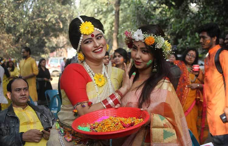 ফুলের ডালা নিয়ে এসেছে তারা বসন্তকে বরণ করতে। ছবি: মাহবুব আলম